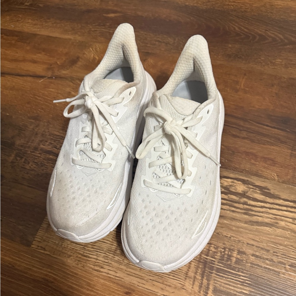 Women’s HOKA Clifton 9 Size 7B